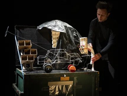 NICHTS oder Herr Käseweis fliegt zum Mond