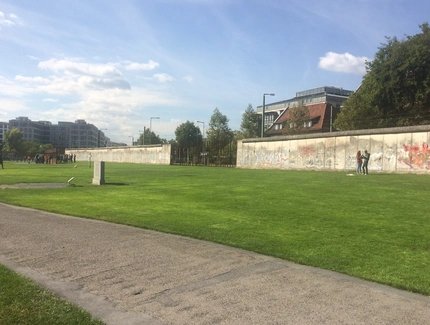 Gedenkstätte Bernauer Straße mit Teilen der Original-Mauer