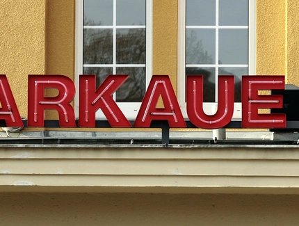 Theater an der Parkaue, Außenbeschriftung