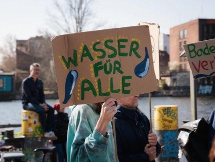 Wasser für Alle: Aktivist*innen auf dem Weltwassertag am 22.3.2025 in Berlin