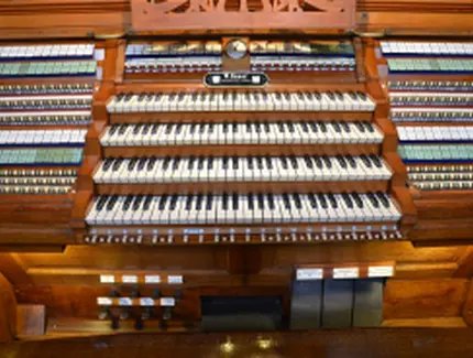 Spieltisch der großen Sauer-Orgel