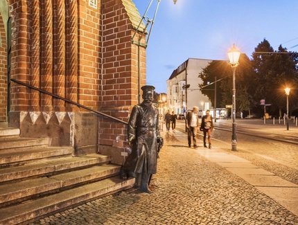 Platz vor dem Rathaus Köpenick mit der Skulptur "Der Hauptmann von Köpenick"
