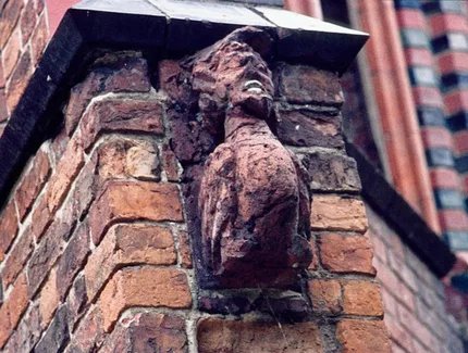 Der „Kaak“ ziert sowohl die originale Gerichtslaube des ehemaligen Berliner Rathauses im Schlosspark Babelsberg (im Bild) als auch deren Nachbau im Berliner Nikolaiviertel.