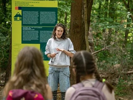 Die Führung informiert unter anderem über die Entstehung des heutigen Museumsdorfs.