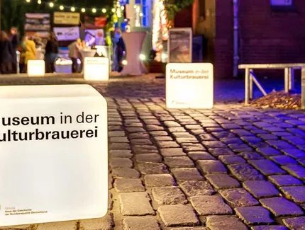 Der Eingangsbereich des Museums bei Nacht.