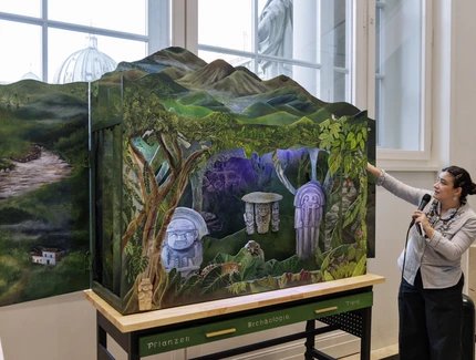 Yorleny Cardozo Peña vor ihrer künstlerischen Intervention "Die Stimme der Berge / La voz de la Montaña"
