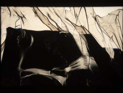 Rey Akdogan, Single slide from Carousel #9, 2016, Lichtfilter, verschiedenfarbige Verpackungsmaterialien, zusammengehalten durch Dia-Rahmen, 13 Min. Loop (80 Dias), Maße variabel. Courtesy die Künstlerin und Miguel Abreu Gallery, New York