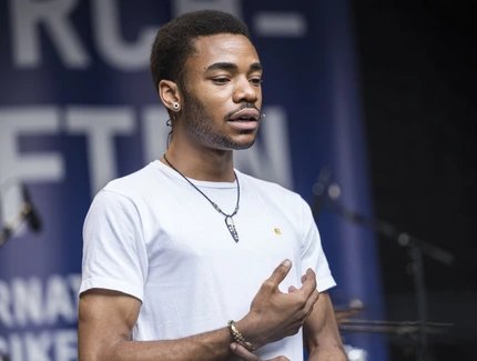 Poems & Sounds mit Logan February