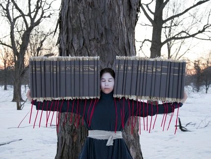 Bildausschnitt von Meryl McMasters Fotoarbeit Time's Gravity, 2015