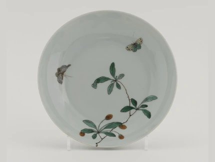 Schale mit Zweigen und Schmetterlingen, China, Jingdezhen, Kaiserliche Werkstätten, wohl frühe bis mittlere Qing-Dynastie, 17./18. Jahrhundert, Porzellan mit Aufglasurmalerei