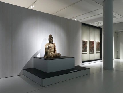 Bodhisattva Avalokiteshvara in Wasser-Mond-Pose (China, Song Dynastie, 960 – 1279) im Modul „Kunst und Kult. Sakrale Kunst in China und Japan“ des Museums für Asiatische Kunst im Humboldt Forum