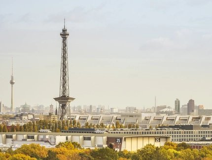 Funkturm mit Fernsehturm im Hintergrund