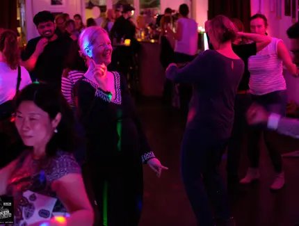 Die Early Bird Party: Der frühe Vogel tanzt den Beat