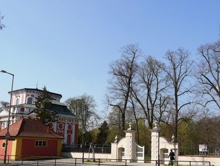 Eingang zum Schlosspark Buch mit Schlosskirche