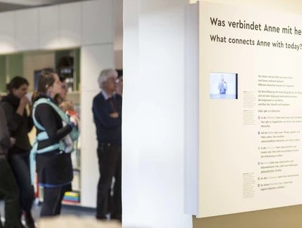 Familienführung durch die Ausstellung »Alles über Anne«