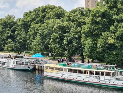 Schiffe der Reederei Lüdicke am Lindenufer