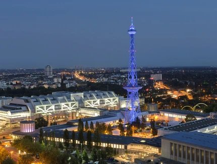 Beleuchteter Berliner Funkturm mit Messegelände