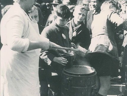 Schulspeisung in Reinickendorf in der Nachkriegszeit, um 1945, Foto Eva Szardenings © Archiv Museum Reinickendorf