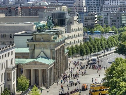 Brandenburger Tor, im Hintergrund die US-Botschaft