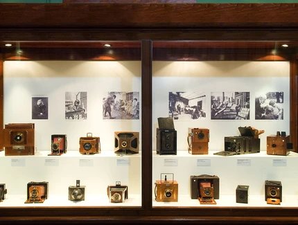 Erste Handkameras: Die Ausstellung „Faszination des Augenblicks“ zeigt die Entwicklung der Fotografie.