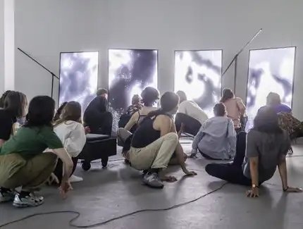 Somatische Übungen in den Ausstellungen mit Theresa Rigou und Alvin Collantes, 2025.