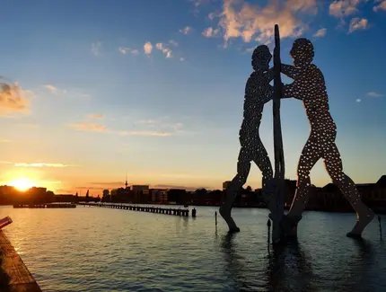 Molecule Man bei Sonnenuntergang