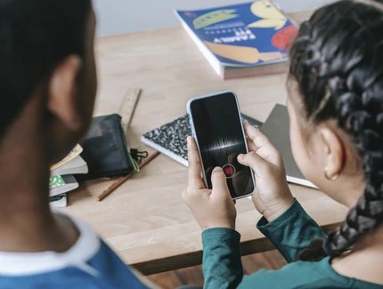 Schüler*innen nehmen Stimmen auf