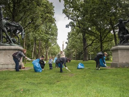 World Clean Up Day, Team von visitBerlin sammelt Müll im Tiergarten