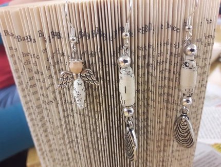 Gefaltetes Buch und Ohrringe