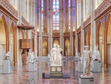 Ausstellungsansicht Ideal und Form, mit Doppelstandbild der Prinzessinnen Luise und Friederike von Preußen, sog. Prinzessinnengruppe von Johann Gottfried Schadow, 1795, Friedrichswerderschen Kirche, 2023