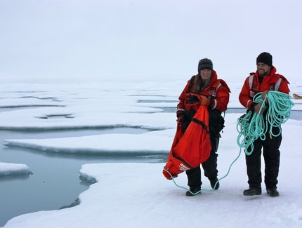 Zwei Wissenschaftler bei der Arbeit auf dem Meereis.