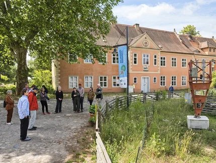 Herrenhaus mit Jubiläumsfahne