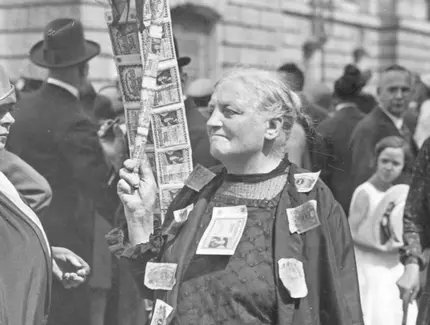 Willy Römer, Eine Rentnerin protestiert mit aufgenähten Banknoten gegen die Geldentwertung, Fotografie