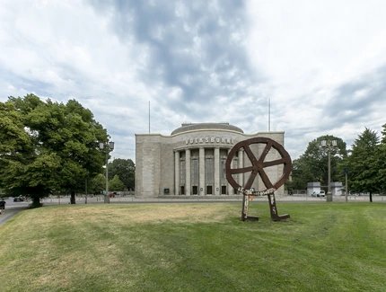 Die Volksbuehne Berlin am Rosa Luxemburg Platz nach der Interimszeit vor Beginn der Intendanz von Rene Pollesch, Sommer 2021.