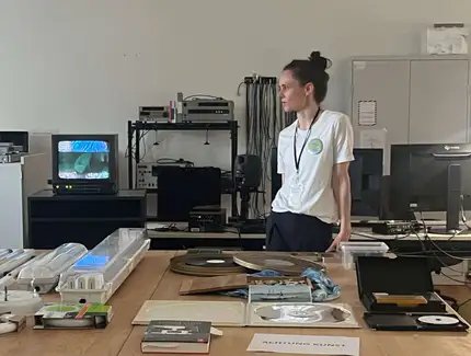 Restauratorin Elisa Carl im MediaLab im Hamburger Bahnhof
