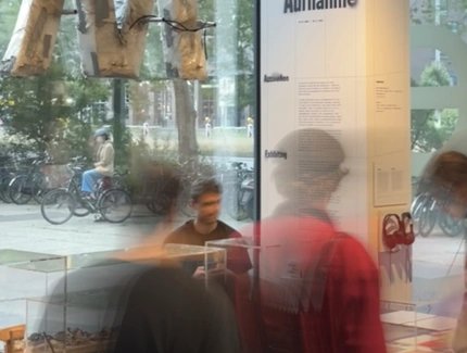Besucher*innen vor der Objekt-Bühne "Club Kultur Bestand Aufnahme".