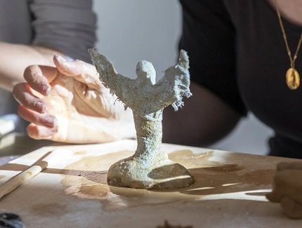 Workshopteilnehmer:innen formen eine Figur