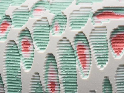 Eine Nahaufnahme eines Gefäßes, das aus farbigem Porzellan gegossen und auf einer selbstgebauten, digitalisierten Schnitzplattform bearbeitet wurde. Teil des Designforschungsprojekts „sub-surface“, 2019.