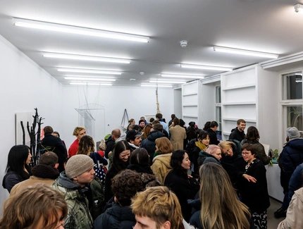 Ausstellungseröffnung von Connecting Bridges – Ausstellung von Studierenden der UdK als Reaktion auf Kazuko Miyamoto – String Constructions im Vermittlungsraum, KW Institute for Contemporary Art, Berlin 2025. Foto: Frank Sperling.