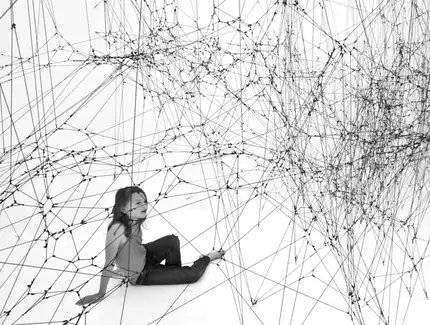 Tomás Saraceno, 14 Billions (Working Title), 2010. Installatonsansicht Bonniers Konsthall, Stockholm