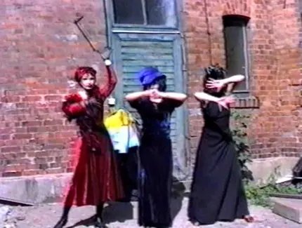 Künstlerinnengruppe Erfurt, Die Drei Grazien, 1991, Still, Super-8-Film © Archiv Gabriele Stötzer, Courtesy: Künstlerinnengruppe Erfurt