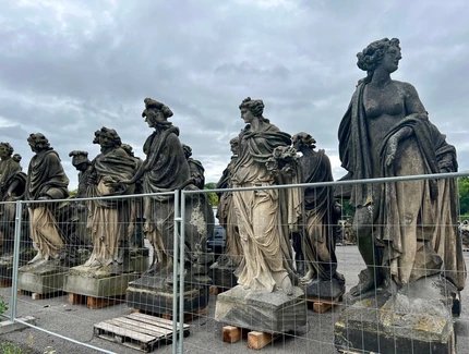 Auf Augen­höhe mit den kolossalen Sandstein­skulpturen des Neuen Palais