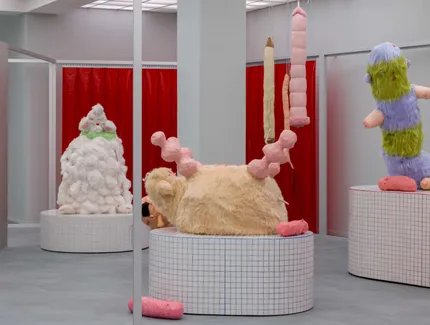 [ materialistin ]. Matter of Care, Care of Matter, Ausstellungsansicht Hamburger Bahnhof – Nationalgalerie der Gegenwart, 03.07.2026 bis 28.02.2027, abgebildet Werke von: Theresa Rothe
