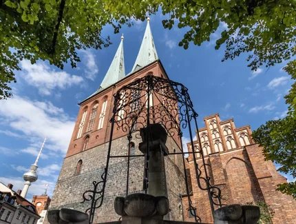Das Museum Nikolaikirche ist nicht weit von weiteren geschichtsträchtigen Orten Berlins entfernt: dem Rote Rathaus und dem Fernsehturm.
