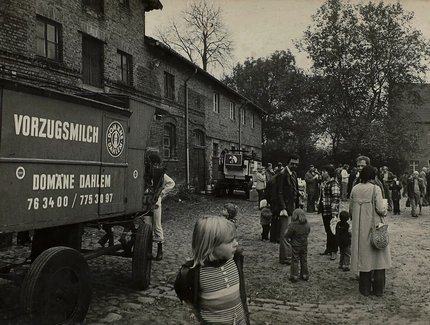 Fest auf der Domäne Dahlem, 1970er Jahre, Fotografie, 11,8 x 30,6 cm, © Domäne Dahlem