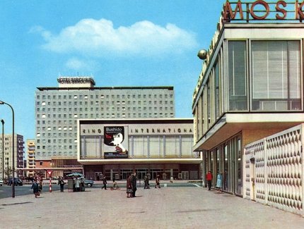 Postkarte, Karl-Marx-Allee Berlin mit dem Ensemble Kino International, entworfen von Josef Kaiser und Heinz Aust, Hotel Berolina, entworfen von Josef Kaiser und Günter Kunert, sowie Restaurant Moskau, entworfen von Josef Kaiser und Horst Bauer, 1964
