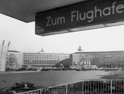 Sicht auf den Eingang Flughafen Tempelhof