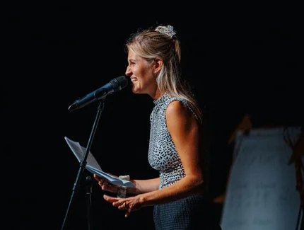 Leah Weigand liest