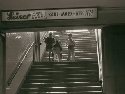 Elsa Thiemann, Berlin, Kinder am U-Bahneingang in Neukölln, 1950er-Jahre, Bauhaus-Archiv Berlin (Ausschnitt)