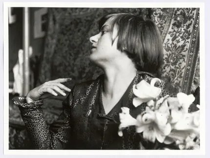 Marianne Brandt, Selbstporträt mit Lilien, um 1923, Bauhaus-Archiv Berlin